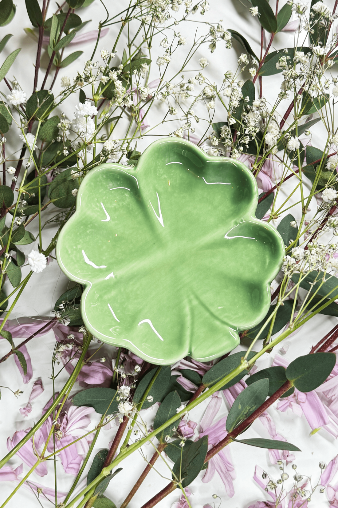 Clover-shaped ceramic plate for hamsters, degus, and gerbils, perfect for serving food or treats.