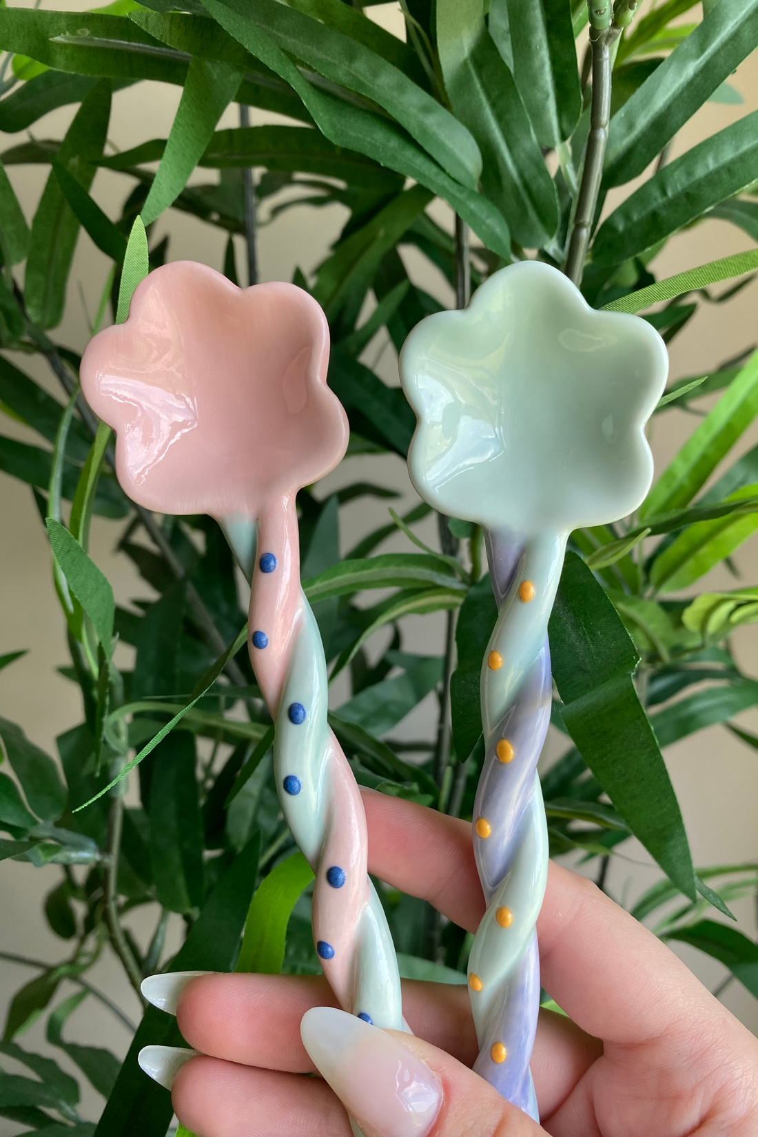 Moony Paw Flower-Shaped Serving Spoon, serving forage or food to small animals, durable and charming addition to pet care.