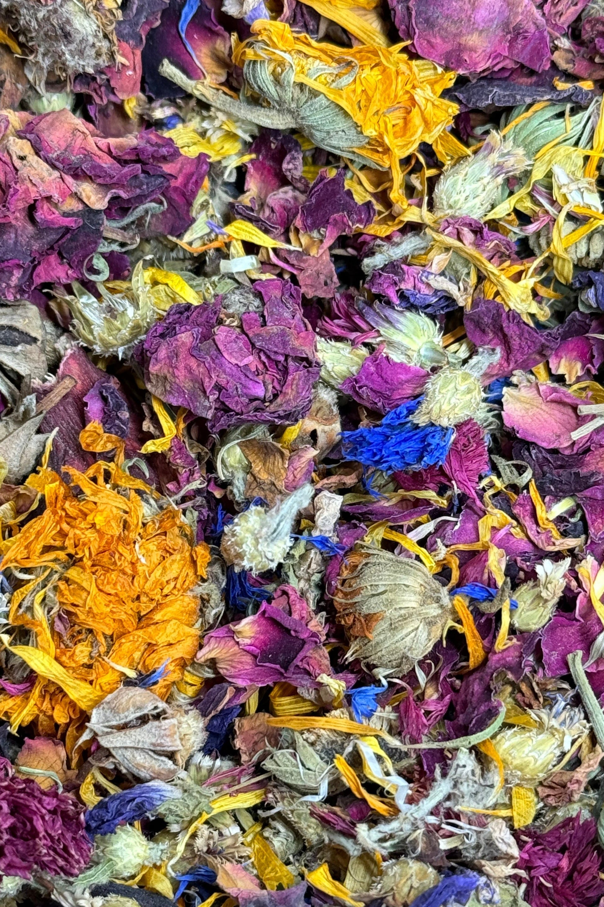 Moony Paw Flower Mix Forage – holistic blend for hamsters, rabbits, guinea pigs, degus, and chinchillas; includes hibiscus for vitamin C and immune support, rose petals for digestion and hydration, marigold for antioxidants, cornflower for eye health, and blue mallow for digestion and anti-inflammatory benefits.