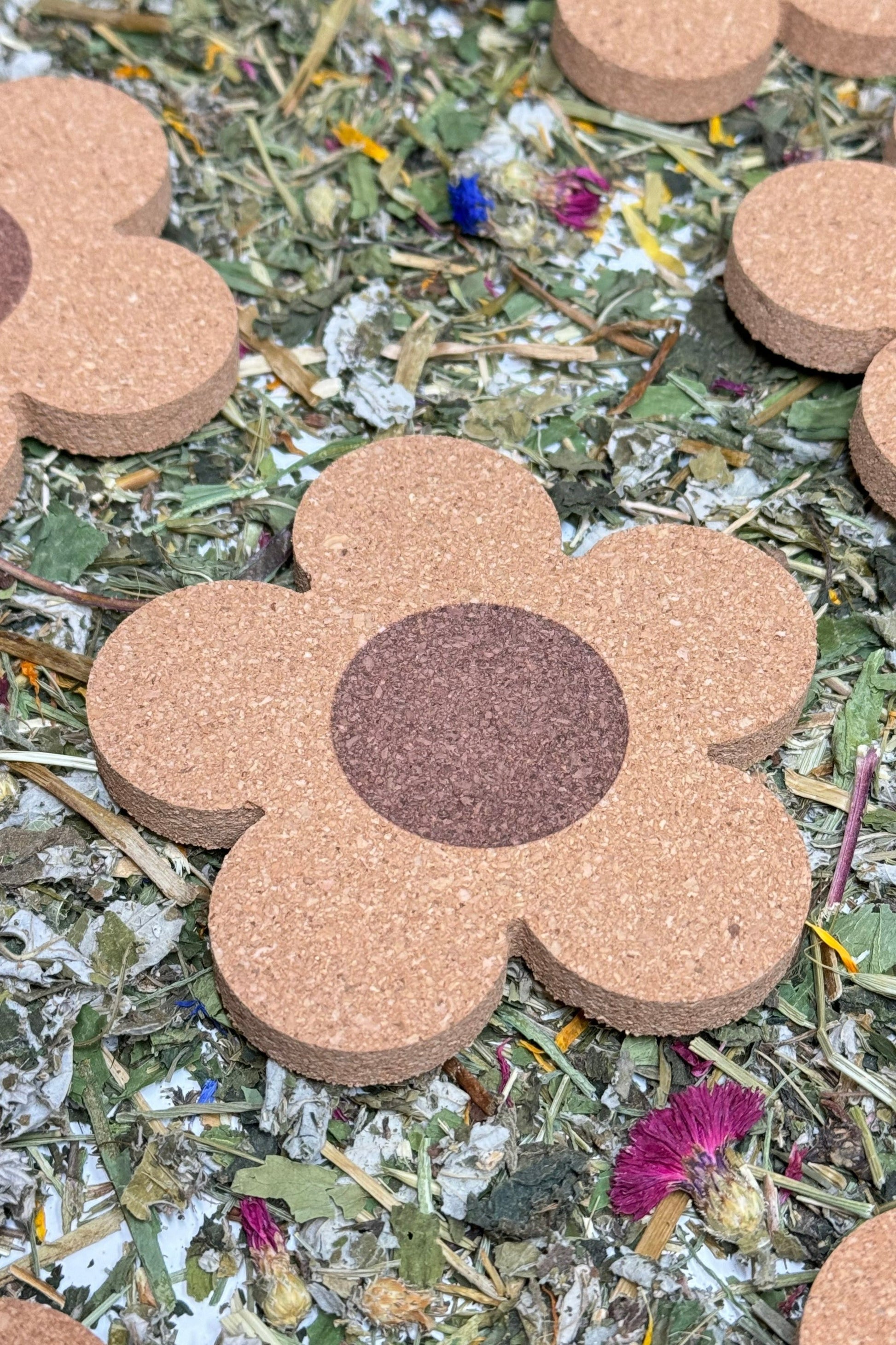 Moony Paw Flower Petal Cork Mat – comfortable and durable surface for small animals; ideal for play, bowl mat, or cage decoration; adds natural beauty and style to enclosures.