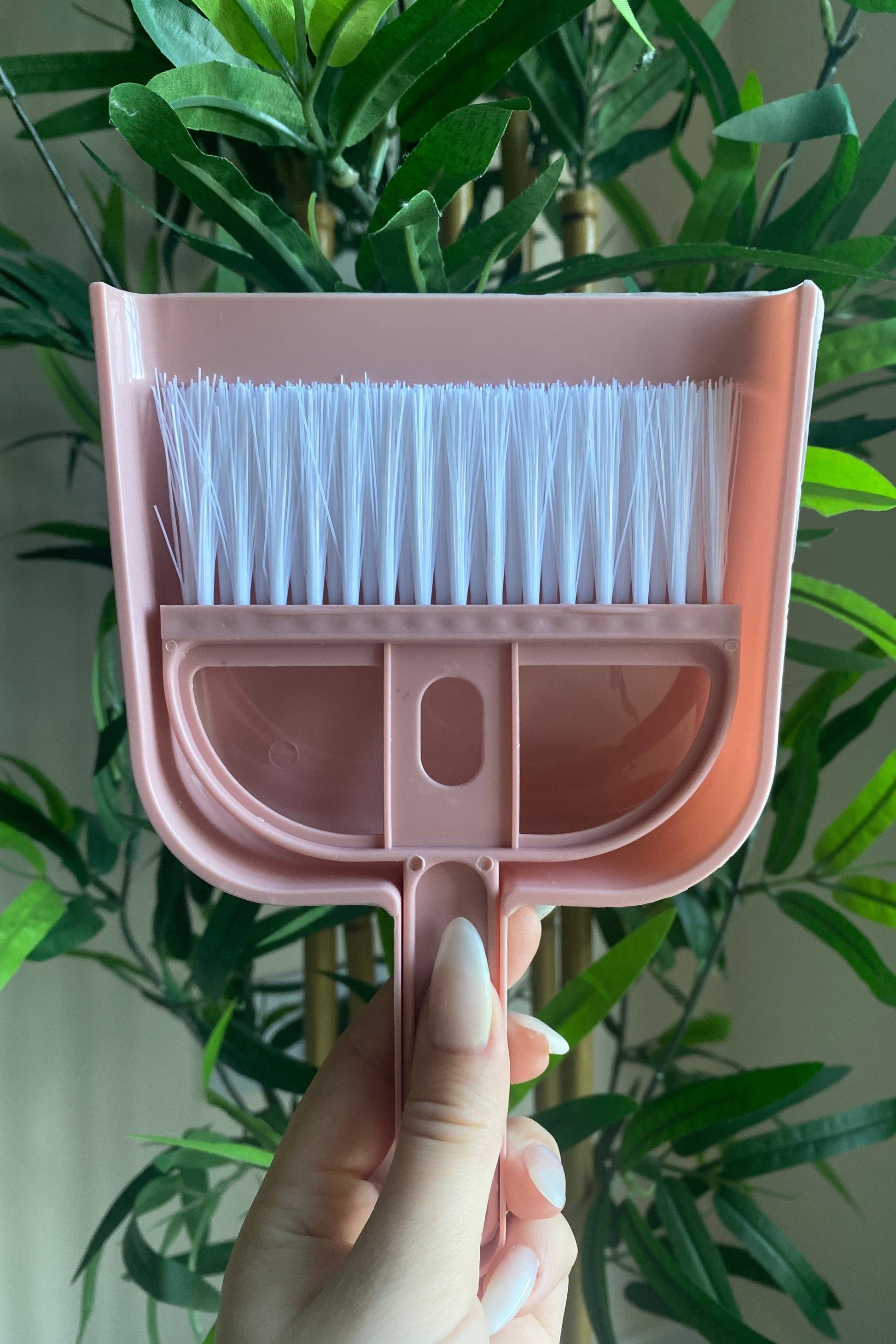 Moony Paw Mini Dustpan Set – compact dustpan designed for small animal enclosures; perfect for maintaining cleanliness and hygiene, easily maneuvers in tight spaces and corners.